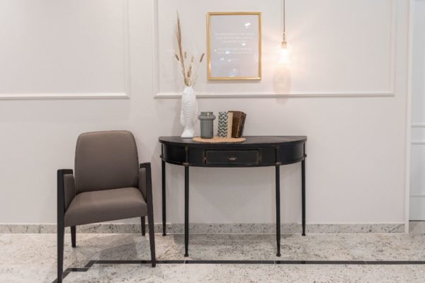Elegante Flurbild mit vintage Kommode, Dekoration und Sitzgelegenheit, ideal für stilvolle Eingangsbereiche – moderne Wohndekoration für Zuhause.