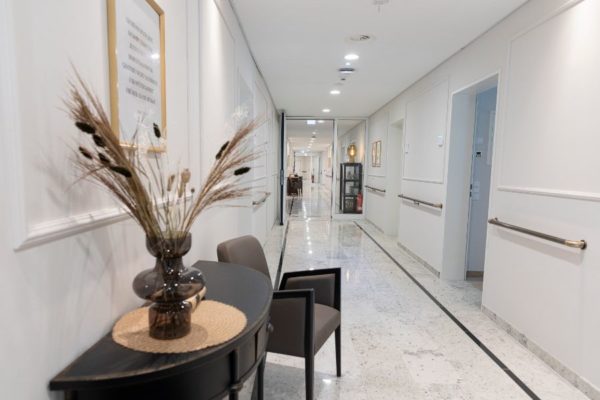 Gemütliches Wartezimmer im Hahne Wohnen Pflegezentrum, freundlich eingerichtete Atmosphäre, bequeme Sitzgelegenheiten, elegantes Design, ideal für Bewohner und Besucher.