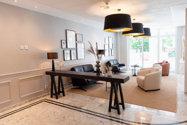 Moderner wohnzimmer design mit gemütlichen sesseln und wohnaccessoires, stilvolle wohnideen für ein herzliches zuhause, Hahne Wohnen Einrichtung, wohnideen, Möbel, Dekoration, Berlin, Hamburg, München.