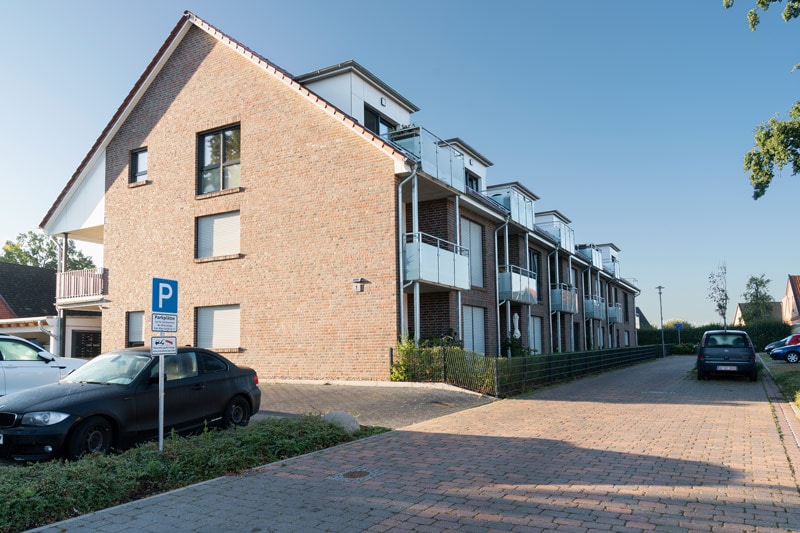 Moderne Mehrfamilienhäuser mit Balkon in einer ruhigen Wohngegend, ideal für Familien und Paare. Hochwertige Immobilien von Hahne Wohnen in Deutschland.