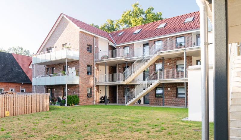 Moderne Mehrfamilienwohnung mit Außenaufzügen, Balkonen und Gartenanlage in einer gepflegten Wohnanlage. Hochwertiger Wohnkomfort in einer ruhigen Umgebung.