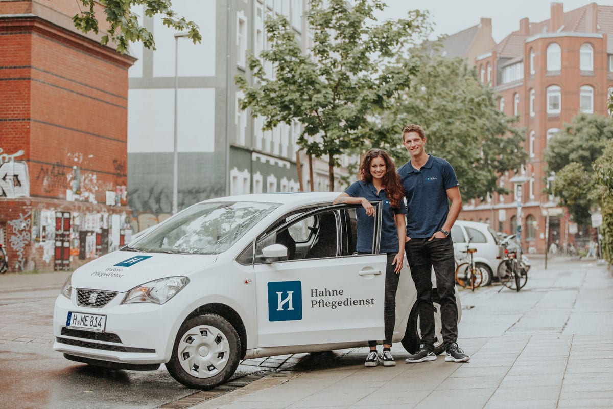 Fahrzeug mit Hahne Pflegedienst Logo, ambulante Pflege, mobile Pflegekraft, Pflege Service, Pflege im Alltag, Betreuung zuhause, Pflegedienst Fahrzeuge, Pflege und Betreuung, Pflegehände, Pflegeprofi, Pflege-Team.