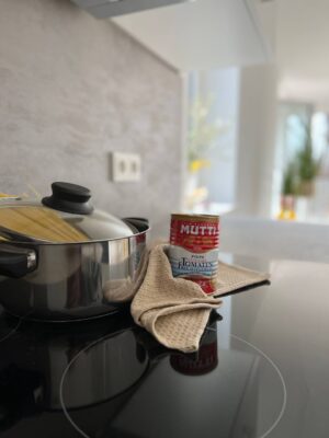 GezunderKochtopf,TomatenConserve,moderne Küche mit schwarzen Kochfeld, rustikale Dekoration, praktische Küchenutensilien, modernes Wohndesign, gemütliches Kocherlebnis, hochwertige Küchenausstattung, funktionale Haushaltsartikel, stilvolle Küchenaccessoires, Hahne Wohnen Küchenstil, kreative Küchengestaltung, elegante Wohnküche, wohnliches Ambiente, praktische Küchengeräte, nachhaltiges Wohnen, Küchenplanung und Einrichtung.