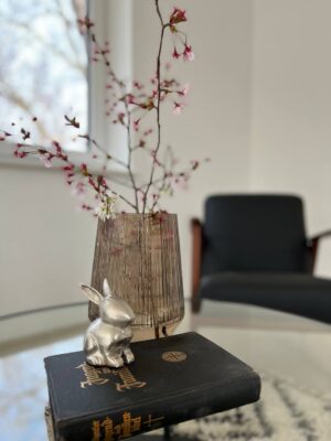 Elegantes Wohnaccessoire mit dekorativem Frühlingselement, Blumen in Vase, stilvolle Raumgestaltung, moderne Inneneinrichtung, Hahne Wohnen.