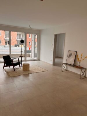 Moderner wohnraum mit großem fenster, gemütlicher sitting area, minimalistische einrichtung, helles ambiente, ansprechende wohnideen, hochwertige wohnideen & möbel | Hahne Wohnen.