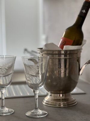 Elegant Weingläser mit dekorativem Muster im Set, perfekt für stilvolle Weinverkostungen und elegante Wohnküchen. Hochwertiges Glasdesign, geeignet für besondere Anlässe und gesellige Abende.