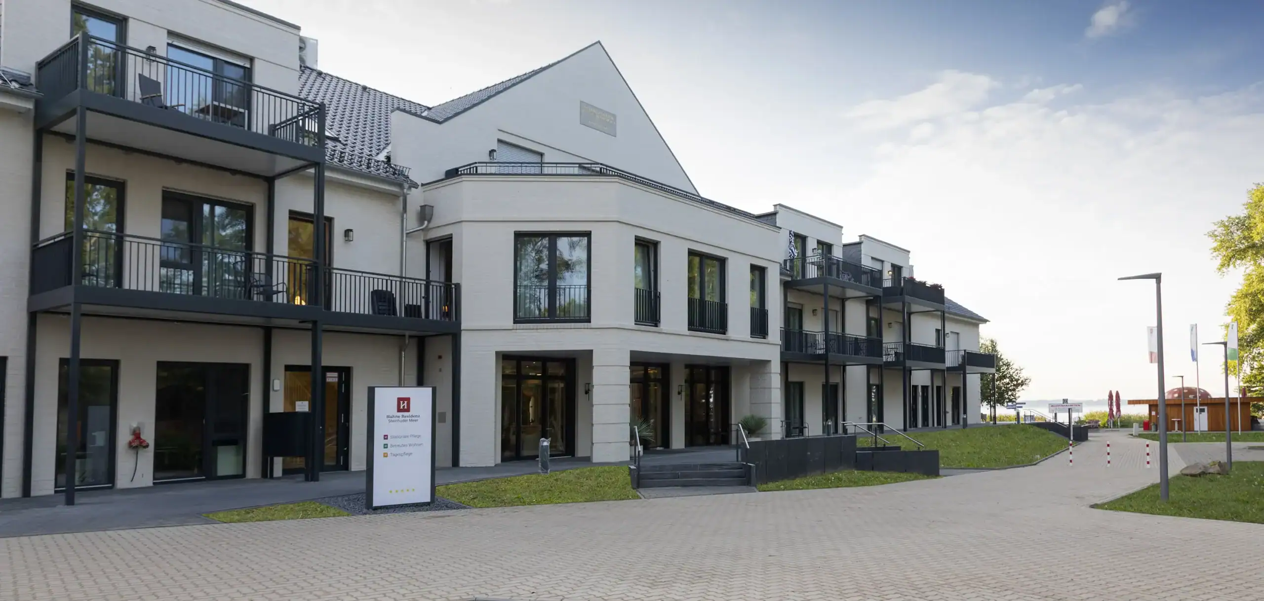 Moderne Wohnanlage im Wohnpark Steinhuder Meer mit eleganten Apartments und Balkonen, ideal für komfortables Wohnen in ruhiger Lage.